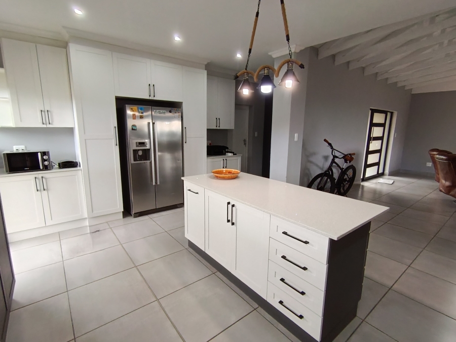 4 Bedroom Property for Sale in Wavecrest Eastern Cape